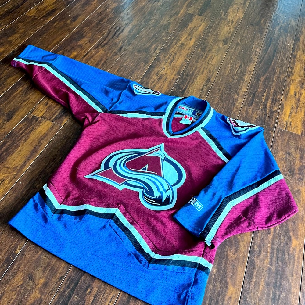 🚨RETRO COLORADO AVALANCHE JERSEY🚨